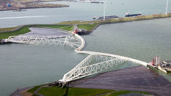 De Maeslantkering gesloten tijdens de jaarlijkse test