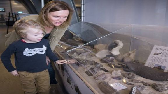 Kind und Mutter im Museum des FutureLand