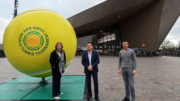 vlnr: Jolanda Jansen (Rotterdam Ahoy), Richard van der Eijk (Havenbedrijf Roterdam) en Richard Krajicek (ABN AmRO World Tennis Tournament) (Foto: Ries van Wendel de Joode)