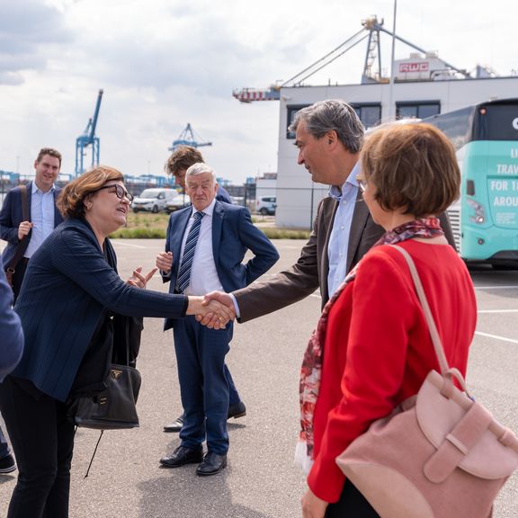 Mark Dijk van Havenbedrijf schudt Eurocommissaris Transport de hand