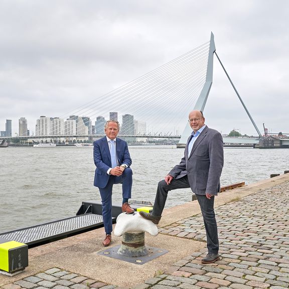 Jaap Jelle Feenstra en Bert Luiendijk op de Wilhelminakade