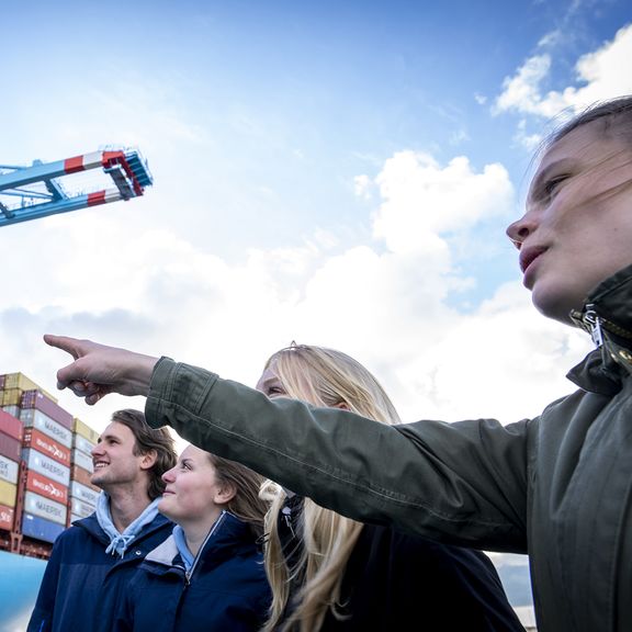 Leerlingen aan boord van de FutureLand Ferry