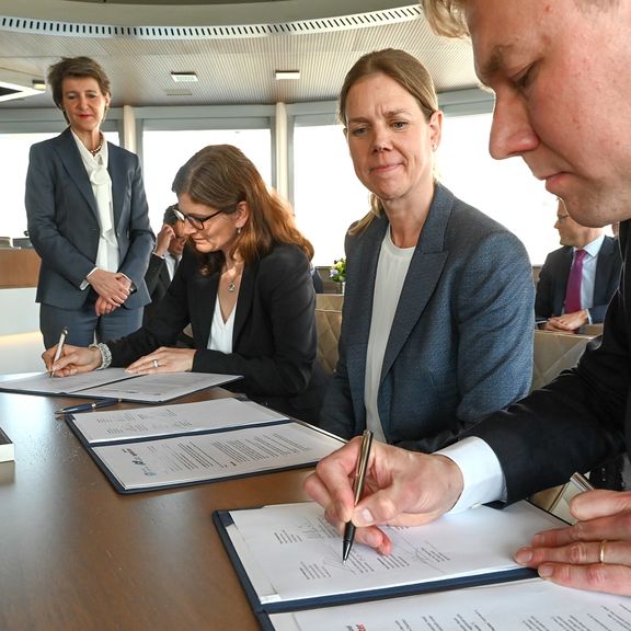 Deborah Strub, (Voorzitter Logistik Cluster Region Basel), Minister Simonetta Sommaruga, Matthijs van Doorn (Commercieel directeur Havenbedrijf Rotterdam), Martina Gmür, (President Administrative Board, Port of Switzerland).